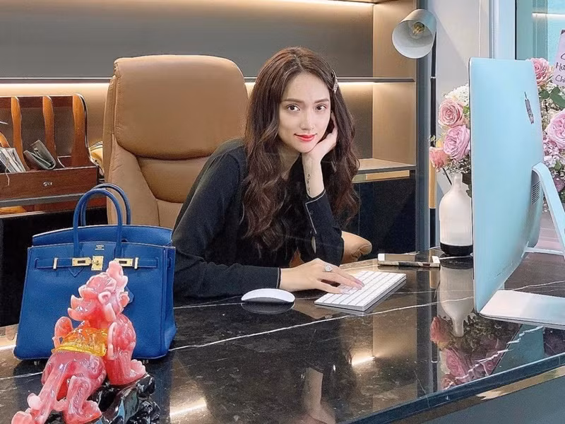 Hương Giang là một trong những mỹ nhân được xem là "yêu nữ hàng hiệu". Hồi tháng 4/2022, người đẹp tiết lộ bộ sưu tập túi Hermes giúp cô lời vài tỷ nếu sang tay. Ảnh: FBNV