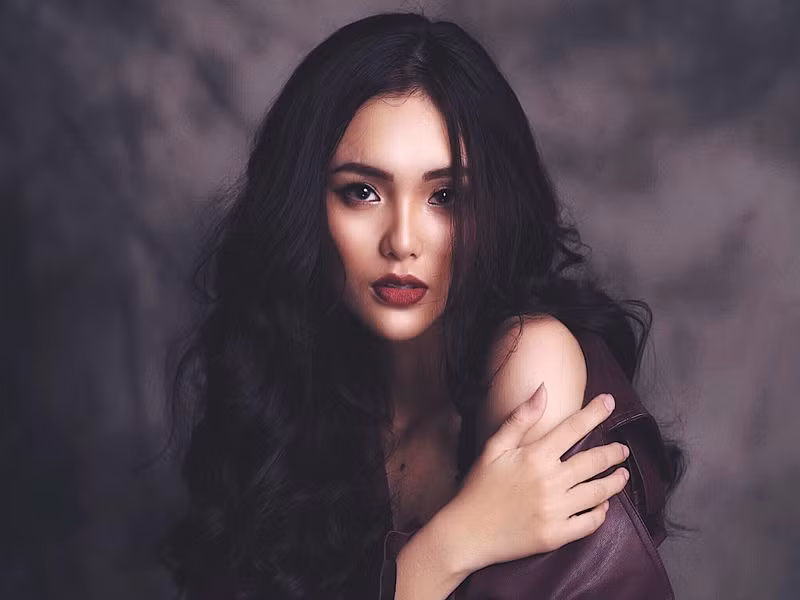 YeYe Nhật Hạ chia sẻ trên Vietnamnet: “Tôi rất hoang mang và bất ngờ khi nhận được tin động trời này. Nó vô căn cứ và rất xúc phạm nên tôi không muốn quan tâm”.