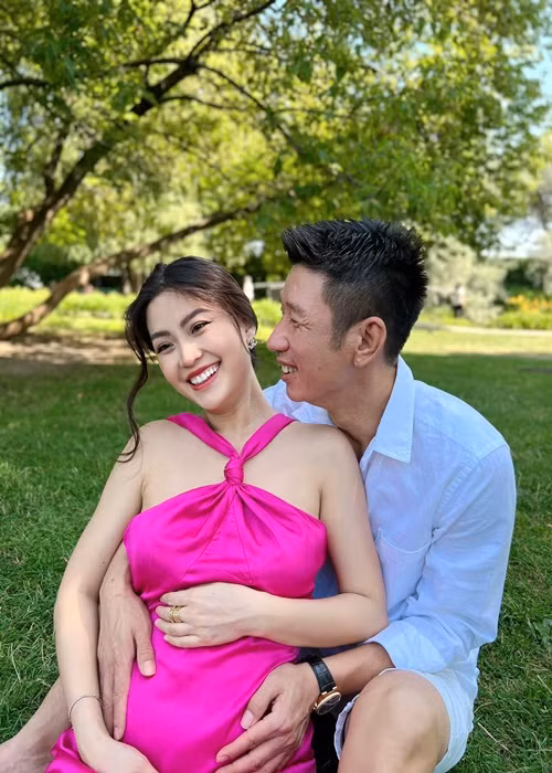  Á hậu Diễm Trang phải tạm thời gác công việc sang một bên vì mang bầu quá nghén.
