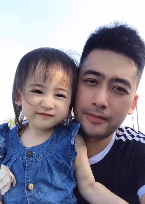 Trong cuộc phỏng vấn hồi tháng 7 với Người đưa tin, Bảo Anh tâm sự về gia đình: "Ở ngoài, tôi có thể là một người đàn ông mạnh mẽ, nhưng với gia đình, tôi là một người nhẹ nhàng, chu toàn cho tất cả. Từ khi có con, các con dạy tôi rất nhiều, như tôi chưa bao giờ chải và buộc tóc cho con gái thì bây giờ học cách làm...