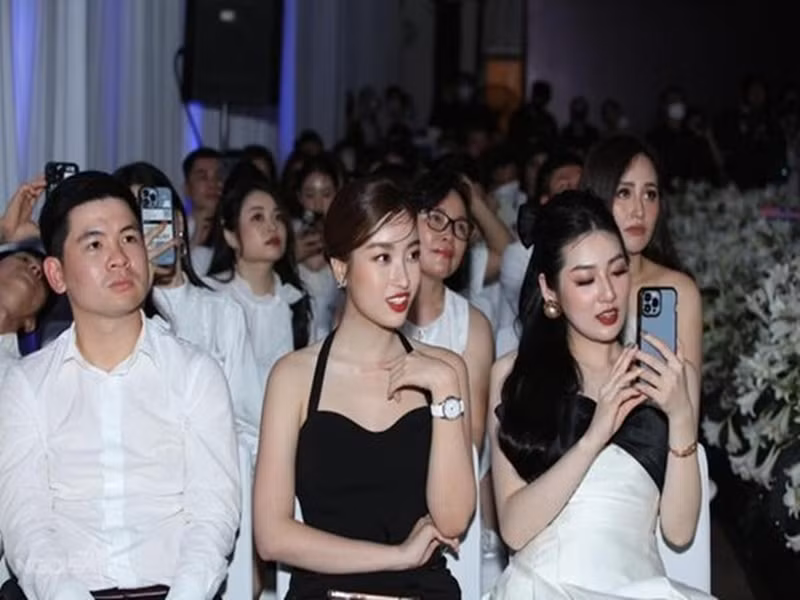 Khi chương trình kết thúc, Mỹ Linh và Vinh Quang nhanh chóng lần lượt ra về. Ảnh: Gia đình và xã hội