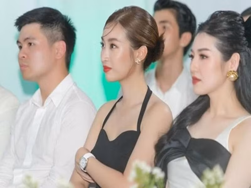 Tháng 4/2022, cả hai ngồi cạnh trong một chương trình âm nhạc. Mỹ Linh đến trước, ngồi cạnh Á hậu Tú Anh. Đỗ Vinh Quang đến sau và đi cùng anh trai Đỗ Quang Vinh. Ảnh: Công lý và xã hội