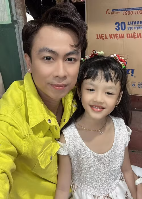  Hồ Việt Trung và bạn gái cũ Mi Vân có một cô con gái chung tên Xí Muội. Sau khi chia tay, nam ca sĩ nhận nuôi con. Ảnh: FBNV