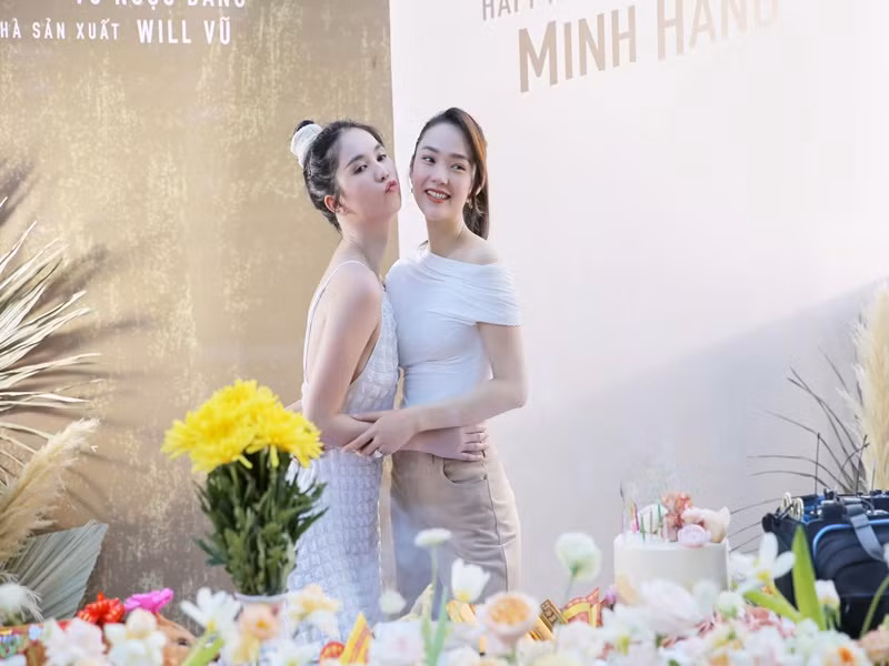 Đóng chung phim "Chị chị em em" 2, Ngọc Trinh và Minh Hằng trở nên thân thiết. Mới đây, cả hai rủ nhau tập luyện để giữ vóc dáng. Ảnh: FBNV