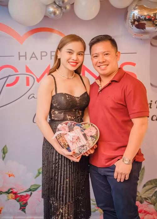 Cuối năm 2018, Giang Hồng Ngọc thừa nhận có thai và đã sinh con trai tại Mỹ. Tháng 11/2019, Giang Hồng Ngọc tổ chức đám cưới với ông xã Xuân Văn. Theo Thời Đại, ông xã của Giang Hồng Ngọc là một doanh nhân có tiếng. Anh sinh ra, lớn lên tại Thái Bình nhưng làm việc ở TP.HCM và nước ngoài. Chồng của Giang Hồng Ngọc cũng có mối quan hệ thân quen với nhiều nghệ sĩ trong showbiz Việt.