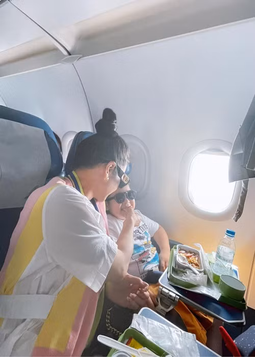 Bé Putin được mẹ cưng chiều trong suốt chuyến đi.