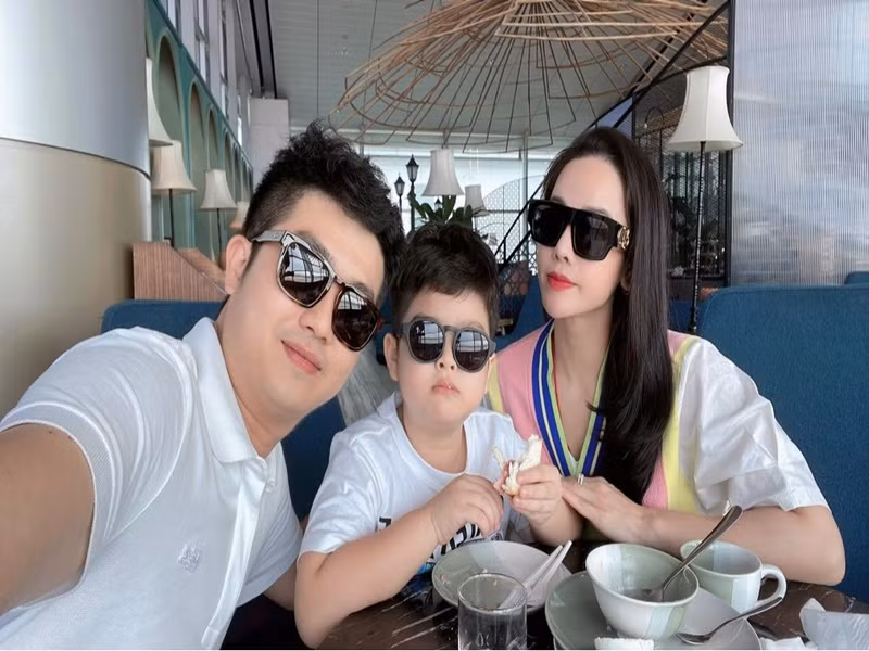 Nhận được 2 giấy khen và phần thưởng, bé Putin - con trai của Nhật Kim Anh và doanh nhân Bửu Lộc đang có chuyến du lịch nước ngoài cùng bố mẹ.