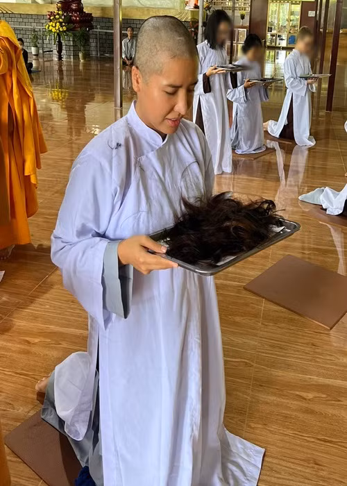 Diện mạo Á hậu Khánh Phương xuống tóc đi tu hậu lùm xùm Dien mao A hau Khanh Phuong xuong toc di tu hau lum xum