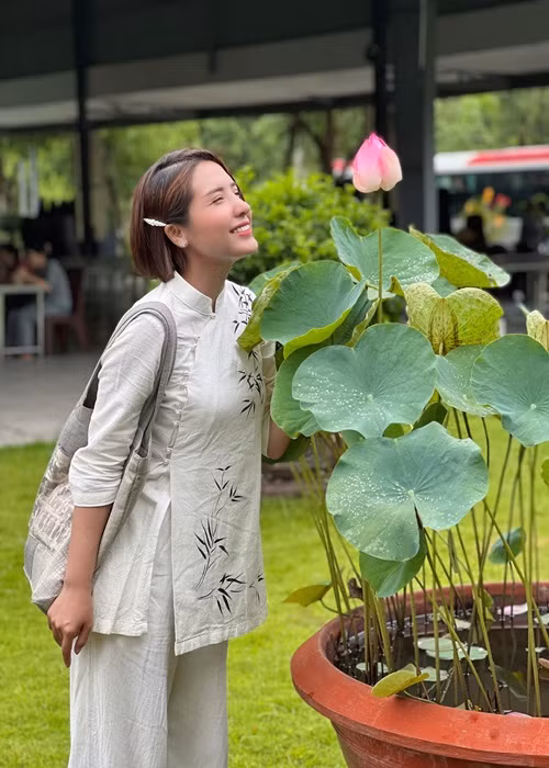 Á hậu Khánh Phương cắt đi mái tóc dài quen thuộc.