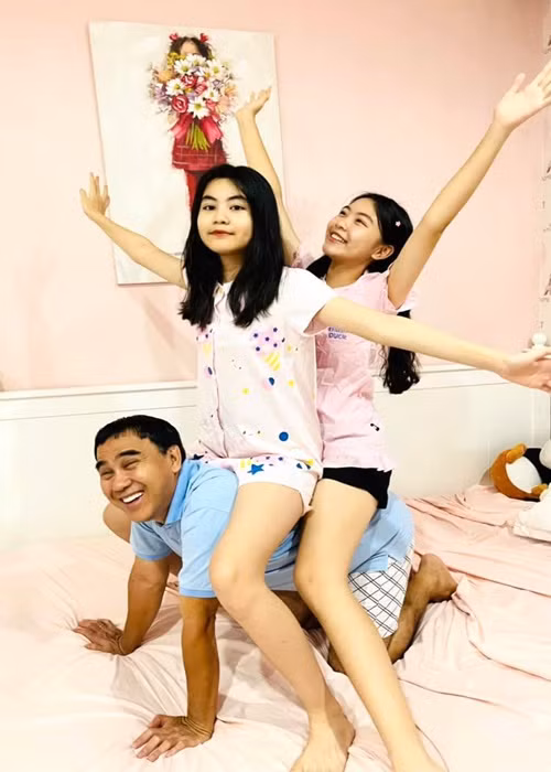 Quyền Linh yêu thương hai con gái Lọ Lem và Hạt Dẻ. Trong cuộc phỏng vấn trên Khám phá năm 2012, nam MC chia sẻ: "Với tôi, con cái như viên kim cương trên vương miện vậy". Ảnh: FBNV