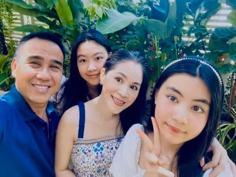Đối với Quyền Linh, những bữa cơm với món ăn đơn giản cùng vợ là tuyệt vời hơn tất cả cao lương mỹ vị, những giây phút cùng nhau chuyện trò, mỉm cười vì gia đình vẫn bình an quý giá hơn bất kỳ khoảnh khắc hoa lệ nào khác. Ảnh: FBNV