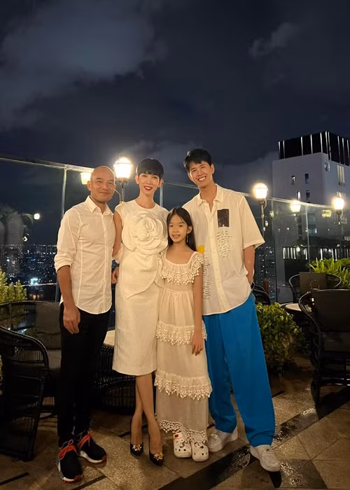 Mới đây, siêu mẫu Xuân Lan khá bức xúc khi bị một số cư dân mạng soi mói mối quan hệ giữa cô và người mẫu Minh Kha.