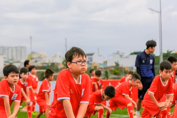 Passion Day đúng nghĩa là ngày hội đam mê bóng đá của 2.000 cầu thủ nhí Trung tâm bóng đá trẻ em VietGoal phối hợp với thương hiệu Kamito tổ chức trên sân vận động Gia Định (Bình Thạnh). Các bậc phụ huynh ngồi trên khán đài cười ngặt nghẽo với con em mình trong một trận đá bóng kỷ lục. Các tuyển thủ Đình Trọng, Đức Chinh, Mạc Hồng Quân, Hồ Tấn Tài, Thanh Thịnh, Nghiêm Xuân Tú,… vừa đá vừa hòa chung tiếng cười vui nhộn với các em nhỏ. Bạn nhỏ Hàn Lam có biệt danh "Teppy siêu quậy" hào hứng khởi động chuẩn bị cho cuộc so tài có một không hai với các chú tuyển thủ Việt Nam.