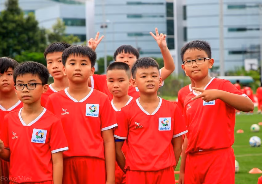... với sự đồng điệu và hòa nhập nhanh với bạn bè trong kỳ nghỉ hè được thỏa mãn niềm đam mê trên sân bóng.