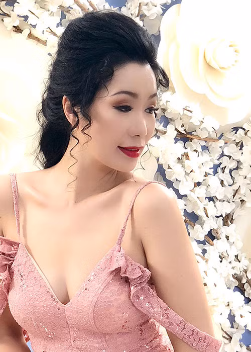 Hiện tại, dù bước sang tuổi 51, từng 2 lần sinh nở, nàng á hậu vẫn trẻ trung, quyến rũ.