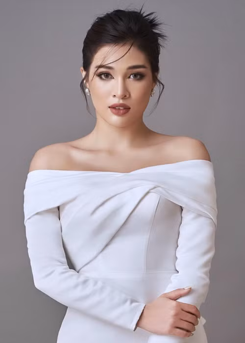 Mai Anh sinh năm 1996 đến từ Hải Phòng, là người mẫu tự do và giáo viên kỹ năng sống. Cô từng lọt top 42 Hoa hậu Hoàn vũ Việt Nam 2017, top 30 Siêu mẫu Việt Nam 2018.