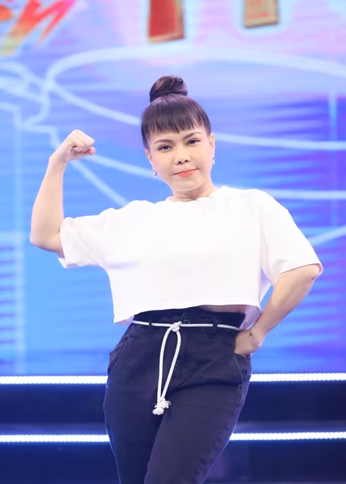 Khi gameshow bùng nổ, Việt Hương đắt show, được xem là một trong 4 nghệ sĩ “quyền lực” trên truyền hình giải trí Việt cùng Hoài Linh, Trấn Thành và Trường Giang. Theo nguồn tin, cô được nhà sản xuất trả cát sê 80 triệu đồng cho một buổi ngồi ghế nóng gameshow. Ảnh: FBNV