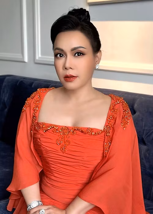 Mới đây, Việt Hương bức xúc lên tiếng phủ nhận thông tin bị bắt do kinh doanh hàng rởm. Nữ nghệ sĩ tuyên bố nhờ pháp luật can thiệp để xử lý một số trang mạng, tài khoản Facebook tung tin đồn nhảm.