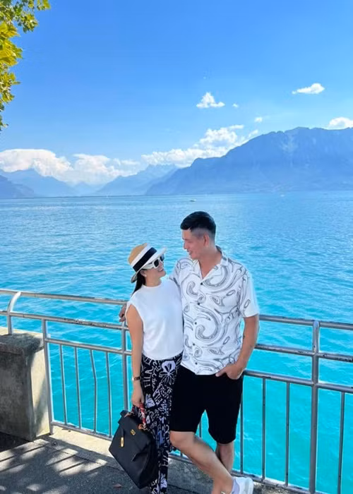 Ky nghi nuoc ngoai ham nong tinh cam cua cac cap doi sao Viet