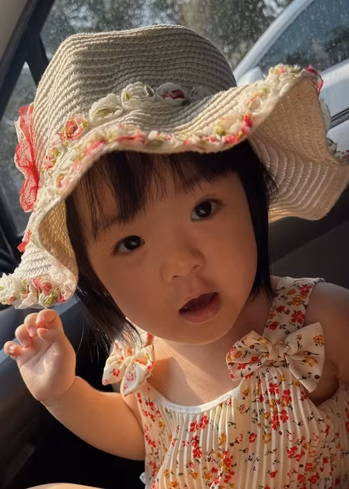 Tròn 2 tuổi, con gái Trương Mỹ Nhân mới lộ diện.