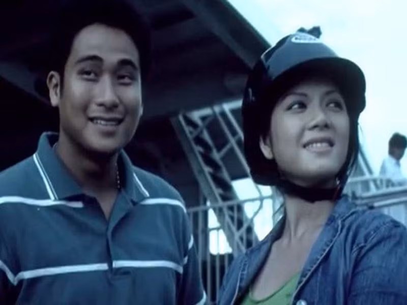 Lý Nhã Kỳ còn vướng nghi vấn tình cảm với Minh Tiệp sau khi đóng chung phim “Giá mua một thượng đế”. Minh Tiệp cho biết, sau bộ phim, cả hai làm bạn tốt. Anh coi mối quan hệ đã qua như "chuyện của thời hơn sinh viên một tí”. Ảnh: Sức khỏe và đời sống