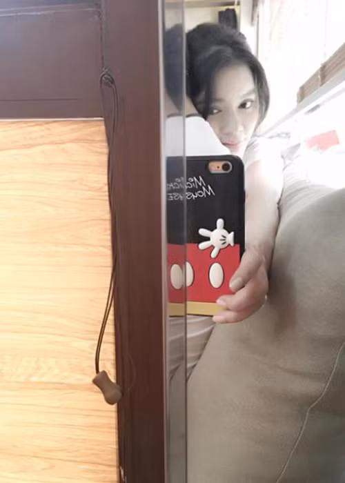 Lý Nhã Kỳ có đường tình duyên khá lận đận. Cô yêu một người đàn ông tên Phúc trong 9 năm. Trên Dân Việt, Lý Nhã Kỳ tiết lộ bạn trai kém cô 2 tuổi, không phải là đại gia mà chỉ làm việc bình thường. Ảnh: FBNV