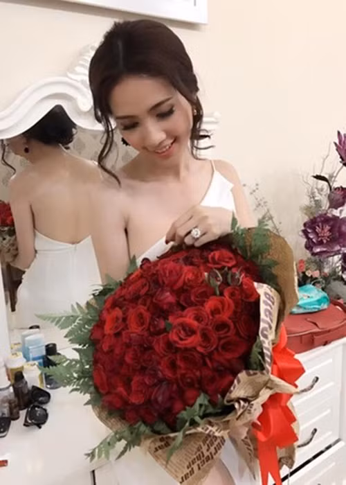 Phan Thị Mơ bắt đầu hẹn hò một doanh nhân hơn cô 12 tuổi vào năm 2014. Vào năm 2016, người đẹp được bạn trai tặng nhẫn kim cương 1,3 tỷ. Ảnh: FBNV