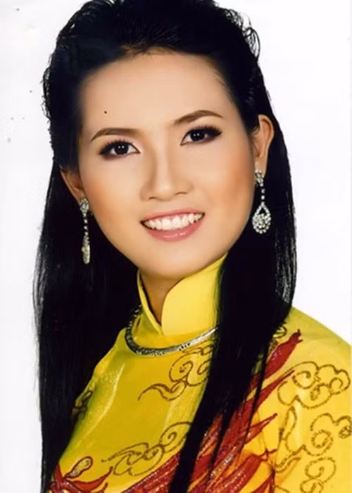 Sinh năm 1990, Phan Thị Mơ từng miệt mài thi nhan sắc. Cô đăng quang cuộc thi Duyên dáng miệt vườn năm 2010, lọt top 5 Hoa hậu thế giới người Việt năm 2010, lọt top 5 Hoa hậu Việt Nam năm 2012 và giành vương miện Hoa hậu Đại sứ Du lịch Thế giới năm 2018. Ảnh: Người lao động