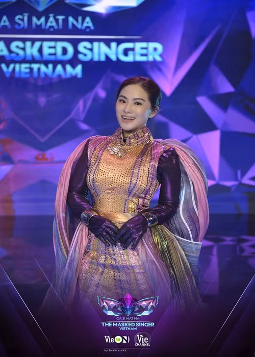 Trong tập 7 Ca sĩ mặt nạ vừa lên sóng, Lương Bích Hữu gây tiếc nuối khi phải dừng chân. Trong các tập, nữ ca sĩ đeo mặt nạ, lấy tên là Kim Sa Ngư. Với vai trò cố vấn, Trấn Thành nhận ra Lương Bích Hữu là vì giọng hát nội lực với quãng giọng rộng và vị trí âm thanh cực kỳ chuẩn, cũng như cách xử lý các nốt nhạc đặc trưng. Ảnh: Lao động