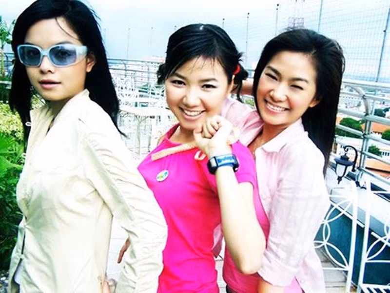 Năm 2004, nhóm H.A.T thành lập, gồm Lương Bích Hữu, Phạm Quỳnh Anh và Thu Thủy. Sau khi Thu Thủy rời nhóm, Ngô Quỳnh Anh là người thay thế. Nhóm có nhiều bài hát được yêu thích như “Taxi”, “Yêu làm chi”, “Đành nói lời chia tay”, “Tuổi xì tin”, “Lời hứa cho tình yêu”... Đến tháng 10/2005, nhóm H.A.T chính thức tan rã. Ảnh: Dân Việt