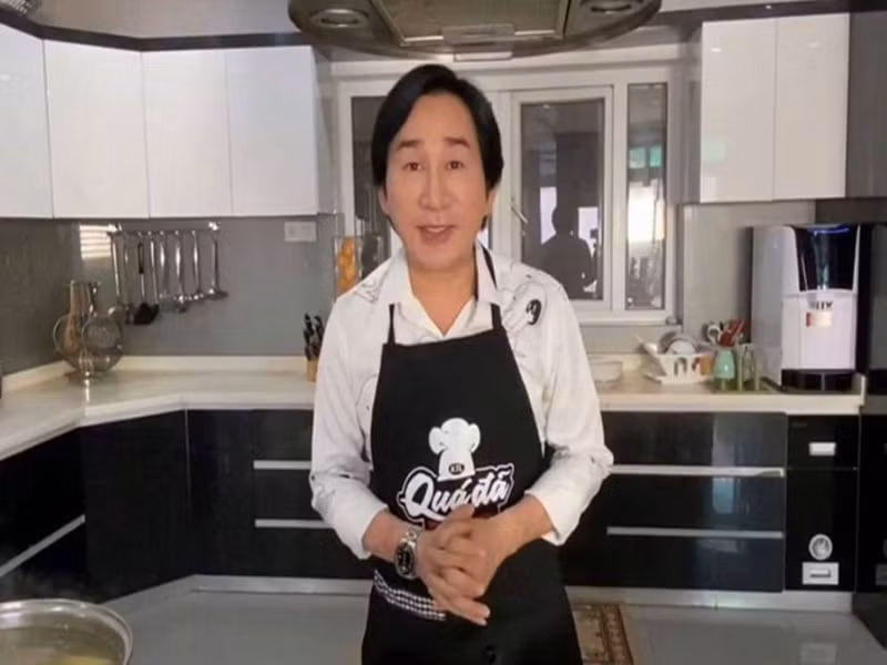Ngoài đời, Kim Tử Long không ngại vào bếp nấu ăn cho gia đình. Ảnh: Người lao động