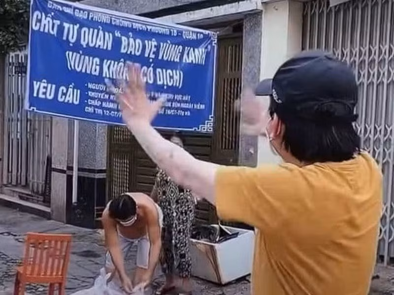 Kim Tử Long chia sẻ, anh từng có cảm giác tổn thương khi những đoạn clip từ thiện, phát cơm bị mang ra nói rằng cố tình đánh bóng tên tuổi. "Ông hoàng cải lương" giải thích lý do đăng tải hình ảnh đi làm từ thiện lên mạng xã hội là vì muốn lan tỏa lòng yêu thương. Ảnh: Công lý và xã hội