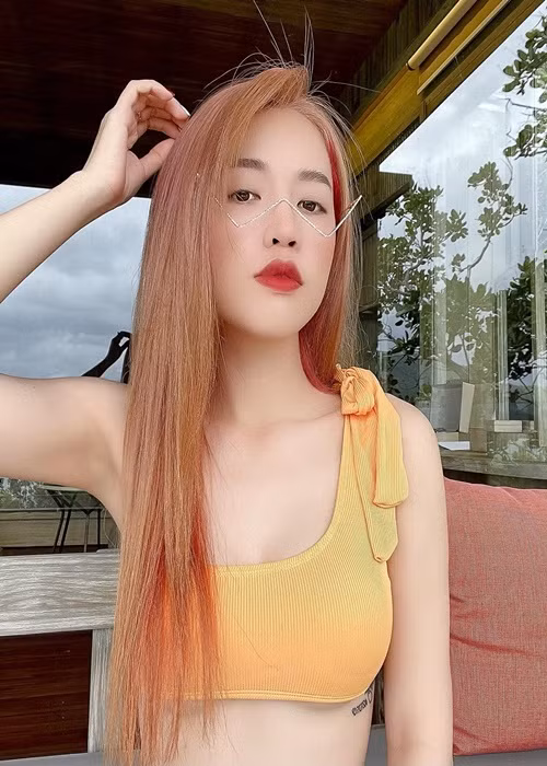 Puka từng hé lộ năm 22 tuổi, cô lần đầu biết yêu. Nửa kia của cô là một người đàn ông hơn tuổi, đẹp trai, là nghệ sĩ có tiếng tăm thời ấy. Bỗng một ngày, cô đọc được tin bạn trai sắp kết hôn ở trên mặt báo. Đến mối tình thứ hai, cô yêu theo cách khác và nghĩ sẽ có kết cục tốt đẹp nhưng không ngờ vẫn chia tay. Ảnh: FBNV
