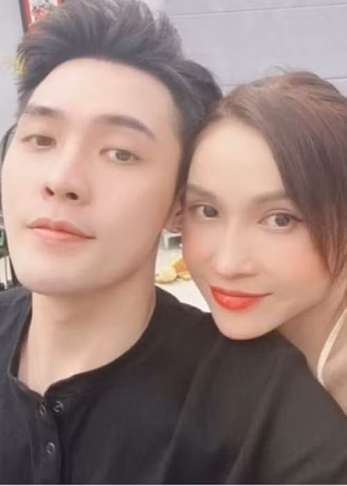 Từ năm 2020, Khả Như vướng tin đồn "phim giả tình thật" với Võ Đăng Khoa sau khi cả hai đóng phim "Chàng khờ si tình". Đối mặt với nghi vấn tình cảm, Khả Như và Võ Đăng Khoa không phủ nhận hay giải thích. Ảnh: Saostar