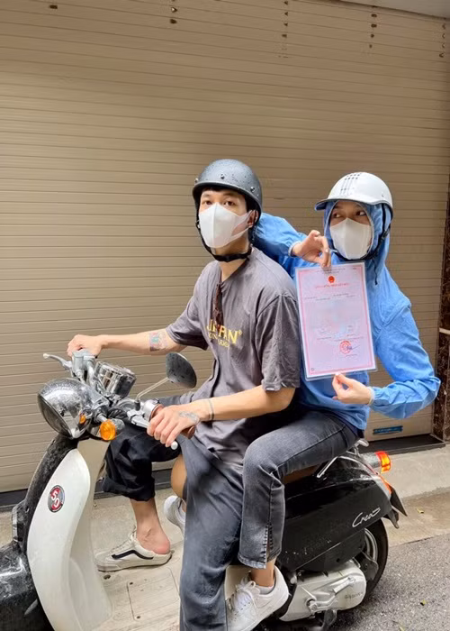Mới đây, Anh Tú khoe ảnh bên Diệu Nhi đồng thời cho biết, cả hai đã đăng ký kết hôn. Ảnh: FBNV