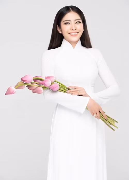 Nam Em có chỉ số hình thể: cao 1m72, số đo ba vòng 85-60-90cm. Người đẹp có lượng fan khá hùng hậu, hút truyền thông. Nam Em được dự đoán sẽ lọt top 10 hoặc top 5 trong chung kết Miss World Vietnam 2022.