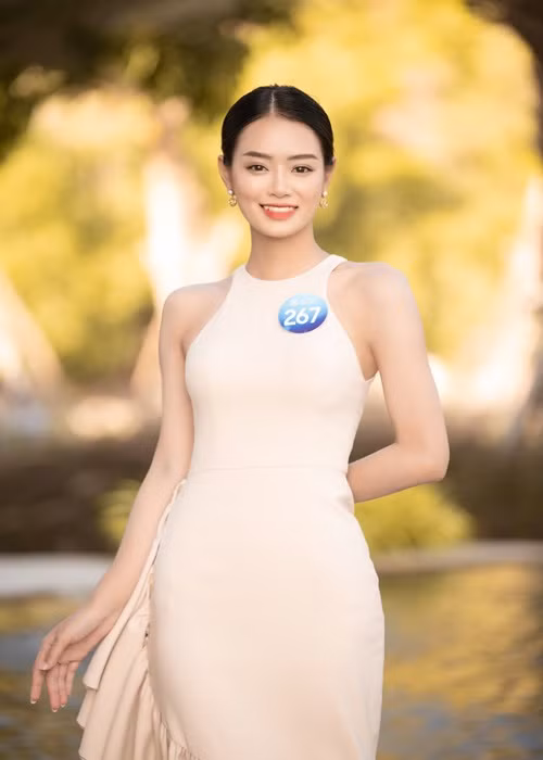 Bùi Khánh Linh đến từ Bắc Giang, cao 1m76, có số đo ba vòng 84-60-96 cm. Cô được nhận xét là có gương mặt, thần thái chuẩn hoa hậu. Người đẹp lọt top 5 Người đẹp thời trang và top 5 Người đẹp biển trước thềm chung kết.