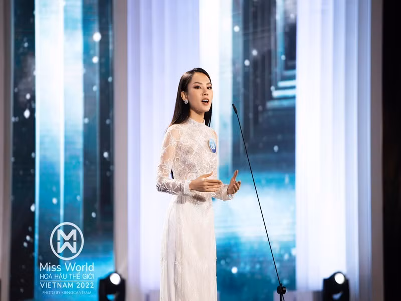Cô tự tin thuyết trình trong đêm bán kết.