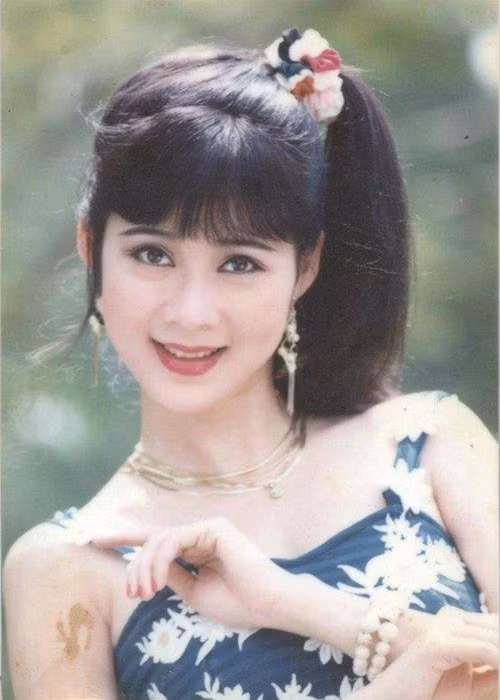 MC Quyền Linh cũng chia sẻ về ánh hào quang của Diễm Hương: “Diễm Hương là kí ức của hàng triệu triệu học sinh, sinh viên ngày xưa. Thời đó, Diễm Hương nổi như cồn, giống như niềm tin, khát vọng. Mỗi lần Diễm Hương xuất hiện là không còn chỗ đứng, chen chân vào nhau để được thấy cô ấy. Tôi mới vào trường sân khấu thì Diễm Hương đã nổi tiếng cực kì cùng với Việt Trinh, Lý Hùng, Lê Công Tuấn Anh….Ảnh: Tiền Phong