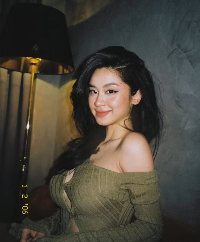 Hàn Hằng là một trong những hot girl mặc bình dị mà tạo nên sức hút lớn hiện nay.