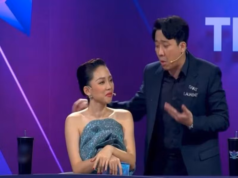 Trong tập 7 Ca sĩ mặt nạ vừa lên sóng, khi các khách mời đang đánh cược việc đoán tên ca sĩ sau chiếc mặt nạ, Trấn Thành đề nghị Tóc Tiên: "Bao nhiêu năm mình cố gắng để có được ngày hôm nay, 20 năm chứ không ít, mà lỡ sai cái bỏ nghề uổng quá. Mình đổi cái gì nhẹ hơn thôi, thí dụ như bỏ chồng được không?". Ảnh: Bảo Vệ Công Lý