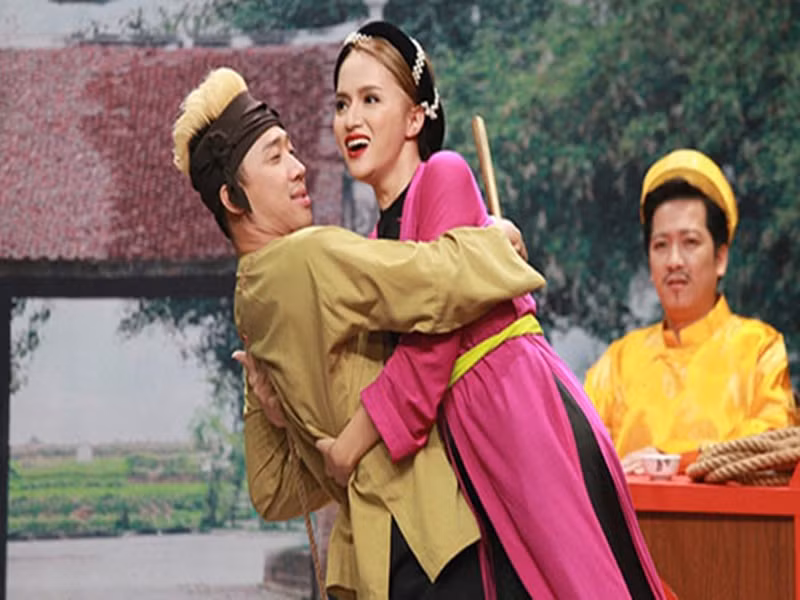 Trong chương trình Kỳ tài thách đấu, khi diễn tiểu phẩm, Trấn Thành buột miệng phát ngôn nhạy cảm rằng Hương Giang Idol chỉ "toàn mùi silicon". Hương Giang chia sẻ trên Gia đình Việt Nam, người cô toàn silicon là thật và cô không hề ngại về điều đó. Ảnh: Gia đình Việt Nam