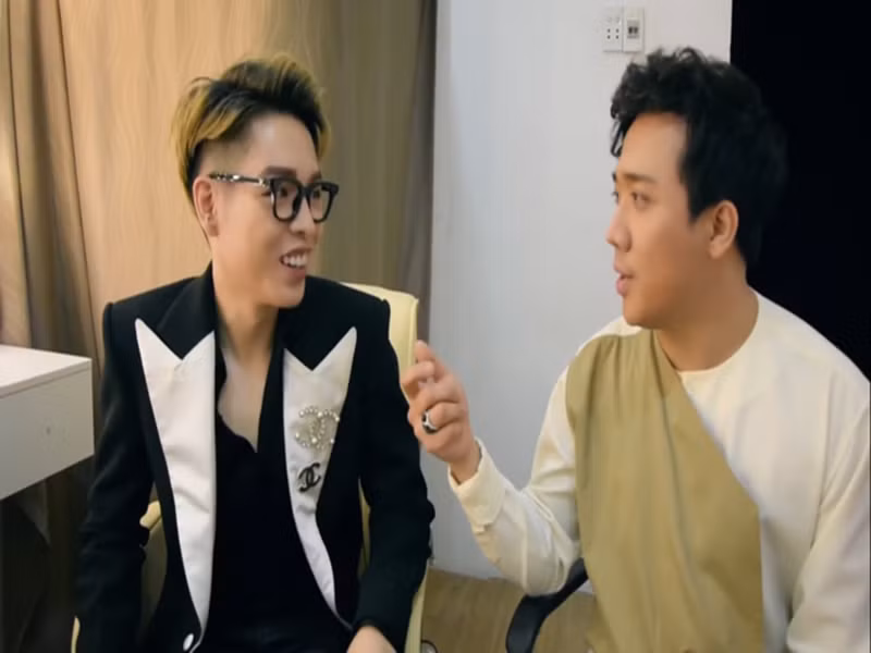 Ở hậu trường Giọng ải giọng ai năm 2020, Trấn Thành bất ngờ mai mối Đức Phúc cho Minh Béo - người từng ngồi tù ở Mỹ vì tội ấu dâm. Dù Đức Phúc từ chối nhưng Trấn Thành vẫn nhiệt tình gán ghép. “Không chịu à? Em làm sao thế? Trải nghiệm thế mới sướng, anh Minh Béo lợi dụng trẻ con”, ông xã Hari Won nhấn mạnh. Số đông cư dân mạng bức xúc cho rằng Trấn Thành kém duyên khi đem Đức Phúc ra làm trò đùa. Ảnh: Thời đại
