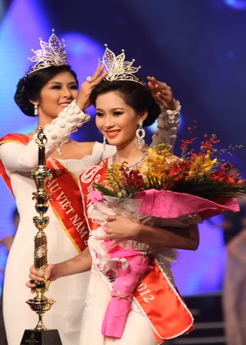 Năm 2012, Đặng Thu Thảo nhận quyền trượng khi giành vương miện Hoa hậu Việt Nam. Ảnh: Giáo dục Việt Nam
