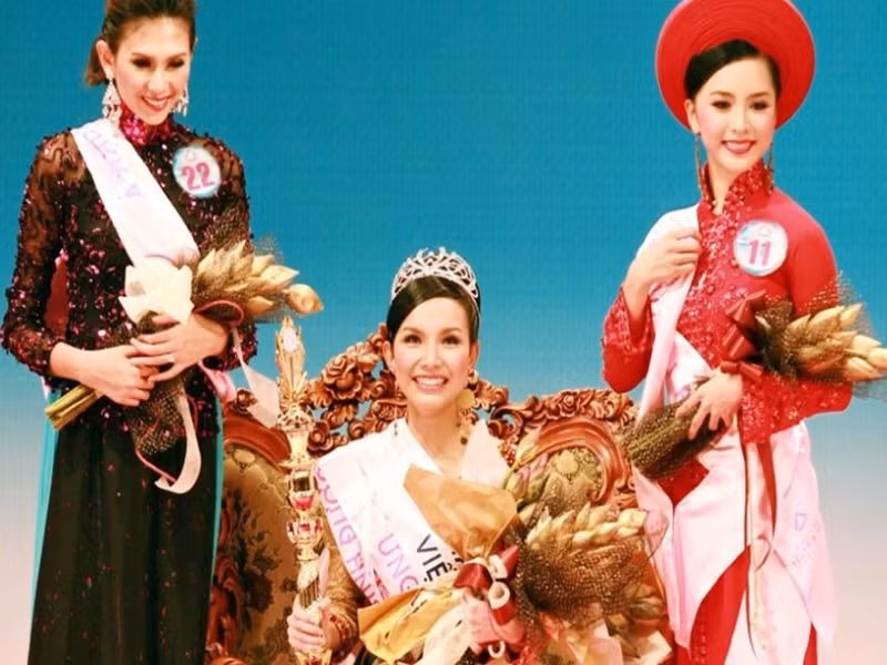 Năm 2008, Thùy Lâm giành vương miện cùng quyền trượng của Hoa hậu Hoàn vũ Việt Nam. Ở các mùa giải sau, tân hoa hậu không nhận quyền trượng. Ảnh: Zing