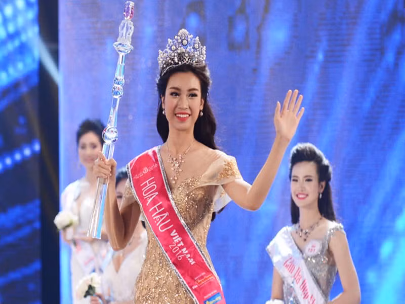 Hoa hậu Việt Nam 2016 Đỗ Mỹ Linh nhận quyền trượng được làm từ pha lê, có màu sáng bạc đính kèm đá quý màu xanh. Ảnh: Vietnamnet