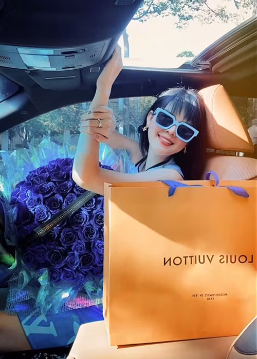 Người đẹp chỉ đầu tư những thứ có lợi ích chắc chắn, còn đồ hiệu chỉ mua khi cảm thấy thật sự thích, chứ không phải đổ tiền vào để bằng chị bằng em. Ảnh: FBNV