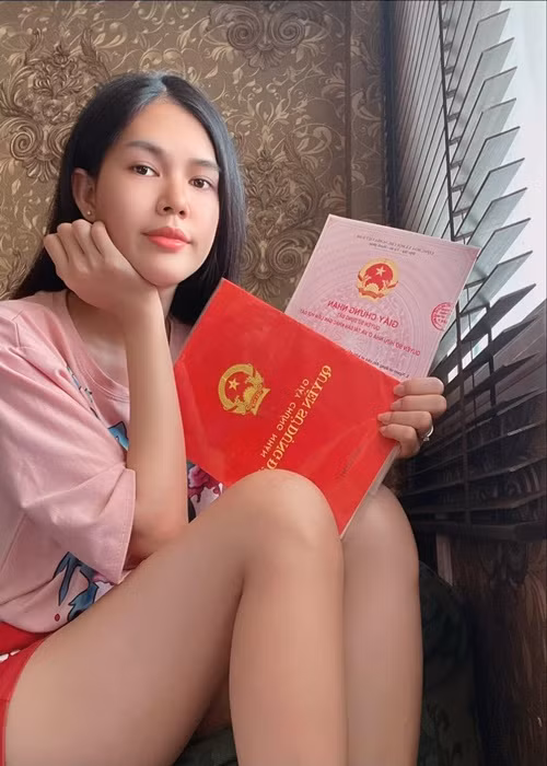 Ngọc Trinh từng đăng tải cầm mấy cuốn sổ đỏ cùng dòng chú thích: "Giờ gắng mỗi năm săn 2 em tới 30 tuổi, bộ sưu tập chẵn 30 em là nghỉ ngơi, cưới chồng dưỡng già được rồi". Ảnh: FBNV