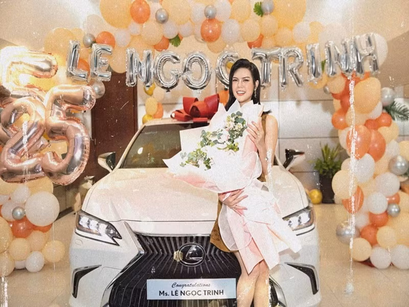 Mới đây, trên trang cá nhân, Lê Ngọc Trinh đăng tải hình ảnh bên chiếc xe hơi mới. Nhiều người cho rằng giá trị chiếc xe không hề nhỏ. Ảnh: FBNV