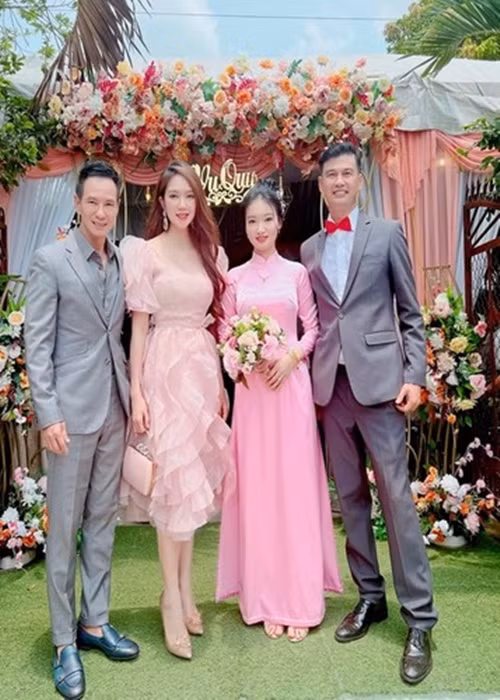 Vợ chồng Lý Hải dự hôn lễ của Tiết Cương. Ảnh: FBNV